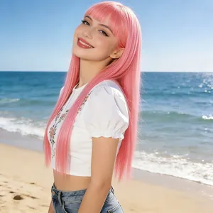 Lange glatte hellrosa Perücke mit Pony vor einem hellen Strandhintergrund im Freien