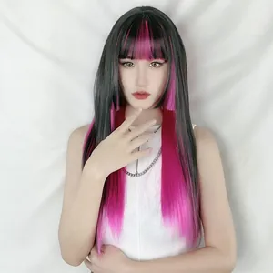 Detalle de peluca larga lisa negra con mechas rosas y flequillo en modelo femenina
