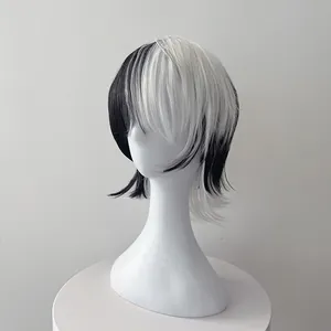 Détail d'une perruque mullet bicolore noir et blanc avec frange sur tête de mannequin