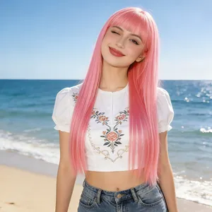 Lange glatte hellrosa Perücke mit Pony getragen von Model vor sonnigem Strandhintergrund