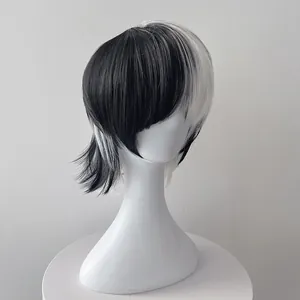 Détail d'une perruque courte bicolore noir et blanc avec texture lisse dégradée