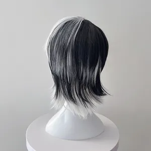 Détail de la perruque courte bicolore noir et blanc avec texture dégradée style mulet