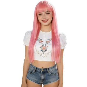 Lange glatte hellrosa Kunsthaar-Perücke mit Pony auf einem Model vor weißem Hintergrund