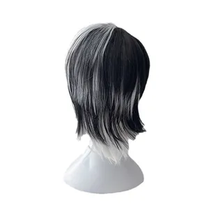 Perruque courte bicolore noir et blanc avec frange pour Halloween cosplay sur mannequin