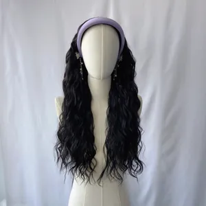 Parrucca nera lunga e ondulata con fascia viola su manichino, texture sintetica