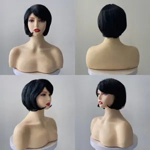 Vue sous quatre angles d'une perruque bob noire synthétique avec frange sur mannequin
