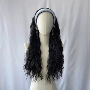 Parrucca nera lunga ondulata con fascia azzurra ed orecchini di perle set