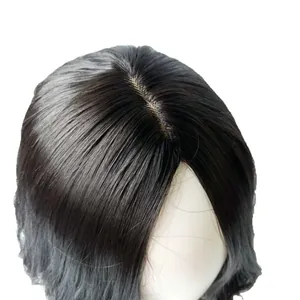 Perruque ondulée noire pour femme avec raie naturelle sur mannequin réaliste