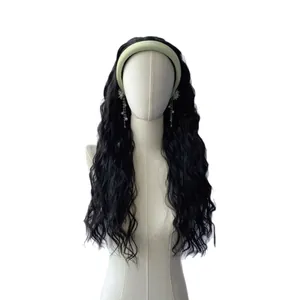 Parrucca lunga nera mossa con fascia verde chiaro presentata su un manichino bianco