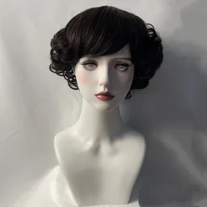 Kurze wellige dunkelbraune Perücke für Damen auf einem professionellen Mannequin-Kopf