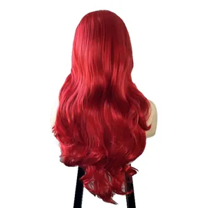 Vue arrière d'une perruque de cosplay longue et bouclée rouge en fibres synthétiques