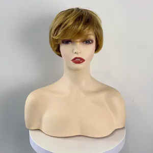 Perruque synthétique courte blonde avec frange latérale sur tête de mannequin