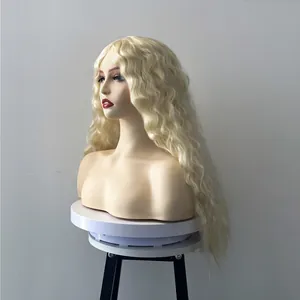 Lange hellblonde Perücke mit Wasserwellenlocken und Mittelscheitel auf Schaufensterpuppe