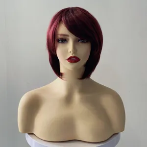 Perruque courte et droite rouge vin avec frange latérale pour femme sur mannequin