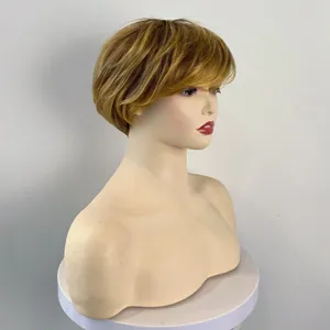 Perruque courte blonde dégradée avec frange latérale sur mannequin pour un look naturel