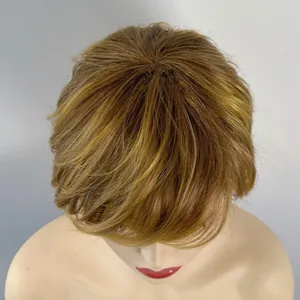 Vue de dessus d'une perruque courte blonde dorée montrant le sommet et la texture