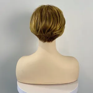 Vue arrière de la perruque courte dégradée marron doré montrant la texture des cheveux