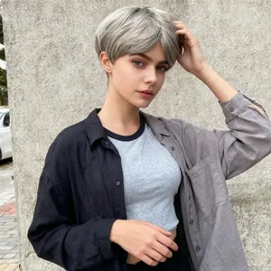 Perruque courte gris argenté pour femmes avec coupe dégradée et cheveux synthétiques lisses