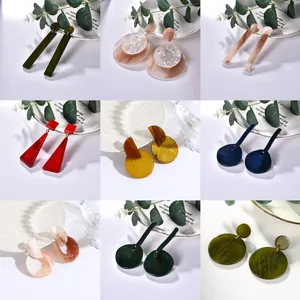 Geometrisches Ohrring-Set aus Acryl mit Marmormuster und goldfarbenen Steckern