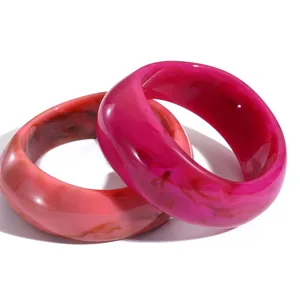 Braccialetti in resina macaron traslucida con trama marmorea in magenta e rosa corallo