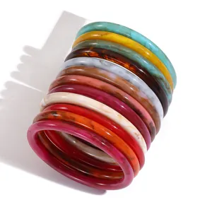 Set de brazaletes de resina con efecto mármol y varias pulseras de acrílico de colores para mujer