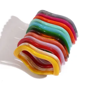 Bracciali in resina colorata con bordi ondulati, toni marmorizzati e design retrò
