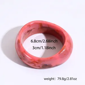 Dettaglio delle dimensioni e del peso di questo largo bracciale rigido in resina rosa