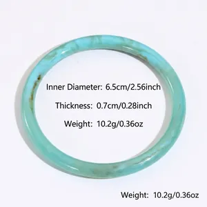 Detalle de dimensiones del brazalete de resina marmoleada azul con medidas de peso y talla
