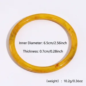Dimensiones detalladas del brazalete de resina marmoleada amarilla con 6,5 cm de diámetro