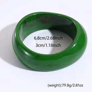 Dettaglio del bracciale in resina verde con motivo a inchiostro e diametro di 6,8 cm
