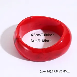Bracciale in resina marmorizzata rossa con diametro interno 6,8 cm e altezza 3 cm