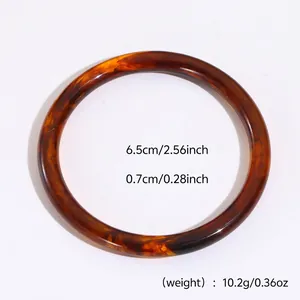 Detalle del brazalete de resina ámbar mostrando: Diámetro interior 6.5cm y grosor 0.7cm
