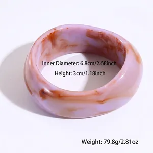 Dettaglio del bracciale in resina marmorizzata viola con diametro interno 6,8cm e altezza 3cm