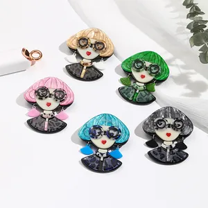 Set di cinque spille in acrilico da donna con capelli colorati e abiti leopardati
