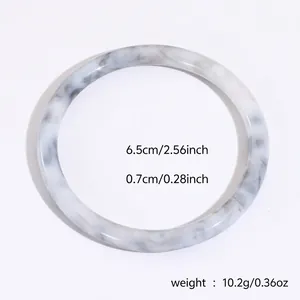 Detalle de la pulsera de resina con diámetro de 6,5 cm y textura efecto mármol