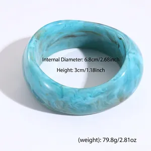 Vista dettagliata del bracciale in resina azzurro con dimensioni e trama marmorea