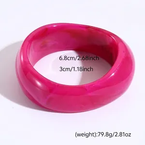 Dettaglio del bracciale in resina rosa marmorizzato con misure e peso indicati
