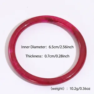 Detalle de brazalete de resina con diámetro interior 6,5 cm y textura de piedra