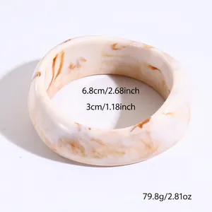 Dettaglio del bracciale in resina con diametro interno di 6,8 cm e altezza di 3 cm