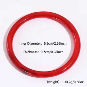 Detalle del diámetro interior de 6,5 cm y grosor de 0,7 cm de la pulsera de resina