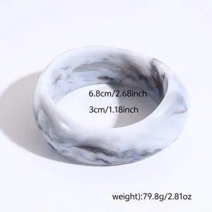 Dettaglio del bracciale in resina marmorizzata, diametro interno 6,8 cm e larghezza 3 cm