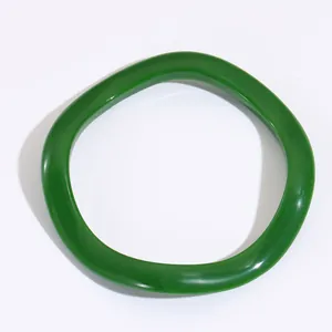Dettaglio del bracciale ritorto in resina verde con finitura lucida effetto giada