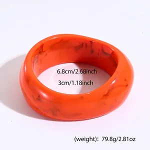Dettaglio dimensioni del bracciale in resina marmorizzata arancione con diametro 6,8 cm