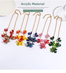 Vue détaillée de cinq colliers de fleurs 3D en acrylique avec chaîne dorée et barres en U