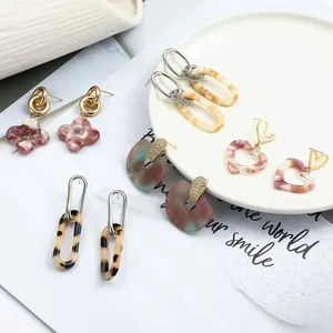 Collection de boucles d'oreilles minimalistes en acrylique avec motifs de marbre