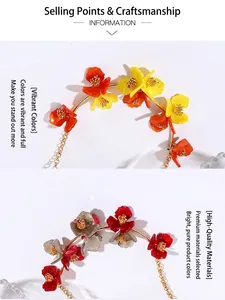 Gros plan de pendentifs floraux en acrylique avec pétales superposés et chaîne dorée