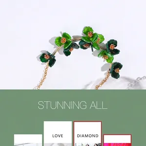 Détail d'un collier chaîne dorée avec cinq fleurs en émail vert dégradé et perles dorées