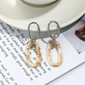 Boucles d'oreilles élégantes en acrylique marbré avec anneaux argentés polis