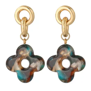 Boucles d'oreilles doubles anneaux dorés avec pendentif trèfle en résine marbrée