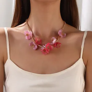 Collier plastron avec pendentifs fleurs en acrylique rose sur chaîne dorée